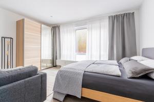Postel nebo postele na pokoji v ubytování Apart4me Modern Apartment Geislingen zentral mit Parkplatz
