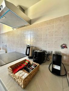 un comptoir de cuisine avec un panier de nourriture sur un comptoir dans l'établissement Life is Roma, à Rome
