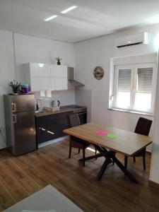 uma cozinha e sala de jantar com uma mesa e um frigorífico em Apartment Maja em Zadar