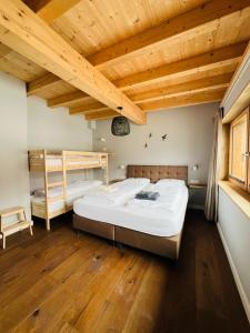 1 dormitorio con 2 camas y techo de madera en Chic lodge-apartments, en Ehrwald