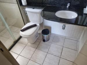 Um banheiro em Flat Casa del Mar Barra da Tijuca mais 17 fotos