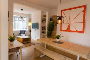 Televisyen dan/atau pusat hiburan di Stunning Stay - Fast Wi-Fi - Garden - Walk to Town
