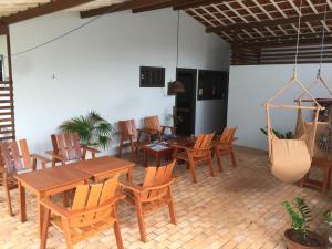 comedor con mesas y sillas de madera en Tabatinga Beach Hotel, en Nísia Floresta