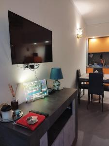 uma sala de estar com uma grande televisão de ecrã plano na parede em Nido al Mare em Bonassola