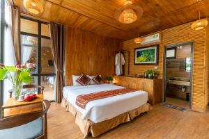 Ein Bett oder Betten in einem Zimmer der Unterkunft Tam Coc Serenity Hotel & Bungalow