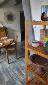 Habitación con mesa y estantería de madera. en Le Clos de chantecoq, 