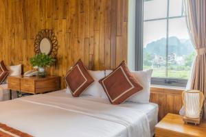 Ein Bett oder Betten in einem Zimmer der Unterkunft Tam Coc Serenity Hotel & Bungalow