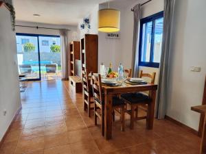 a kitchen and dining room with a table and chairs at Villa Valperal, en Lanzarote in Playa Blanca