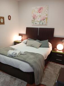 ein Schlafzimmer mit einem großen Bett mit Handtüchern darauf in der Unterkunft Duplex Garonda in Pravia