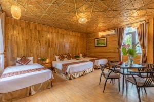 Ein Bett oder Betten in einem Zimmer der Unterkunft Tam Coc Serenity Hotel & Bungalow