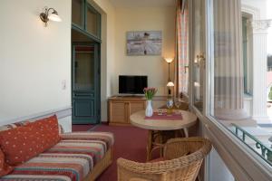 ein Wohnzimmer mit einem Sofa und einem Tisch in der Unterkunft Villa Stock in Heringsdorf