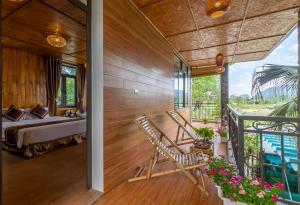 Ein Balkon oder eine Terrasse in der Unterkunft Tam Coc Serenity Hotel & Bungalow