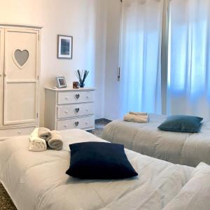 una camera da letto con due letti con asciugamani sopra di Lazy Time Apartment a Roma