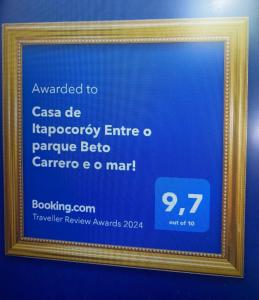 una imagen de un cartel en un marco dorado en Casa de Itapocoróy Entre o parque Beto Carrero e o mar!, en Penha