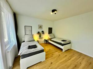1 dormitorio con 2 camas y ventana en Frisch sanierte 2-Zimmer-Wohnung bis zu 5 Personen en Bremen