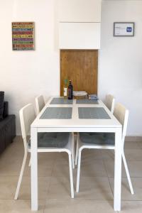 Casa Hugo في كوستا كالما: طاولة طعام بيضاء مع أربعة كراسي