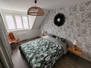 ル・ギルヴィネックにあるLa maison rougeのベッドルーム1室(ベッド1台、壁掛け鏡付)
