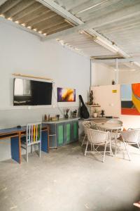 TV a/nebo společenská místnost v ubytování Nomads Hostel Multicultural & Coworking