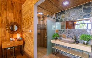 Ein Badezimmer in der Unterkunft Tam Coc Serenity Hotel & Bungalow