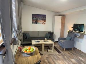 een woonkamer met een bank en een tafel bij Apartman Una in Batajnica