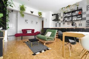 - un salon avec deux chaises et une table dans l'établissement 4-star Apartments Bianco, à Kaštela