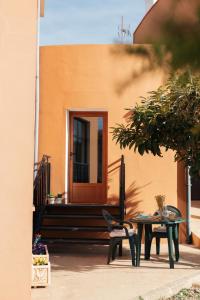 een patio met een tafel en stoelen voor een gebouw bij Casa Cauma Apartamento in Albarracín