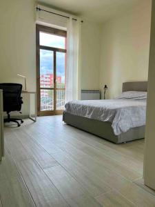a bedroom with a bed and a desk and a window at Oasi a due passi dal Parco Nord Milano in Bresso