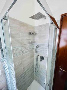 a shower in a bathroom with a glass shower stall at Oasi a due passi dal Parco Nord Milano in Bresso