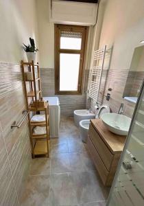ein Badezimmer mit einem Waschbecken, einem WC und einer Leiter in der Unterkunft Oasi a due passi dal Parco Nord Milano in Bresso