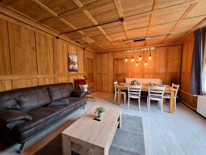 ein Wohnzimmer mit einem Sofa und einem Tisch in der Unterkunft Mountain Holiday in Wimmis