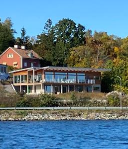 una casa grande a orillas del agua en Villa Kolmården en Kolmården