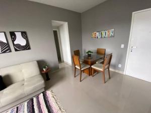a living room with a table and a couch at Apartamento aconchegante e bem localizado! in Vitória