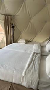 เตียงในห้องที่ Mira luxury camp