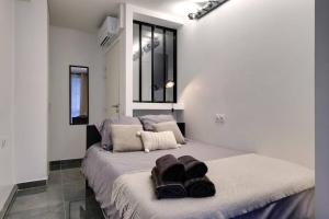 Llit o llits en una habitació de Superbe T2 Climatisation Proche Lyon Métro