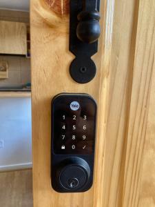un cierre de una puerta con un mando a distancia en ella en Urban Lodge Providencia, en Santiago