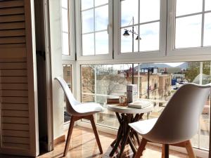 a room with a table and two chairs and a window at Apartamento Rincón del Mar in Cartagena