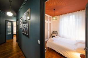 オルレアンにあるAthos, l'élégantのベッドルーム1室(白いベッド1台、青い壁付)