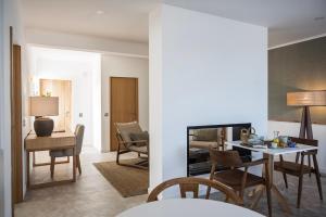 een woonkamer met een tafel en een eetkamer bij Casa Malìa Luxury Guest House in Luz
