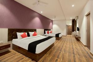 Habitación de hotel con 2 camas y baño en S B Excellency, en Jodhpur