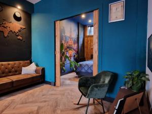 een woonkamer met een bank en een stoel bij Appartement Bierkade in Alkmaar