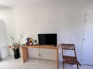 A television and/or entertainment centre at Chambre Antillaise