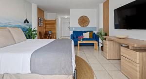 1 dormitorio con 1 cama grande y 1 sofá azul en Bayshore Bliss- Cozy Space Pool & Views en Miami Beach