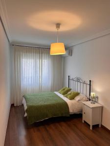 1 dormitorio con 1 cama con manta verde en Apartamento Buena Vista, en Cehegín