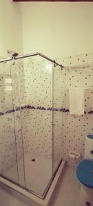 a shower with a glass enclosure in a bathroom at HOSPEDAJE - SANDANED in Villa de Leyva