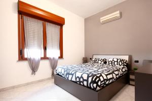 クアルトゥ・サンテーレナにあるGK Domusのベッドルーム(ベッド1台、窓付)