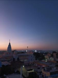 uitzicht op de skyline van de stad bij zonsondergang bij Anand Yatri Grah, Ujjain in Ujjain