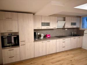 Nhà bếp/bếp nhỏ tại Unique souterrain apartment