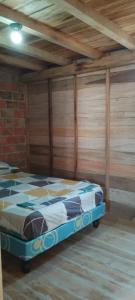 um quarto com uma cama num quarto em Costa Bungalow em Crucita