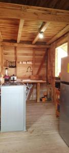 uma cozinha com um fogão e um frigorífico branco em Costa Bungalow em Crucita