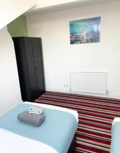 a room with a bed with a pillow on it at Comfy 2 Bedroom House Near Leeds City Centre in Leeds